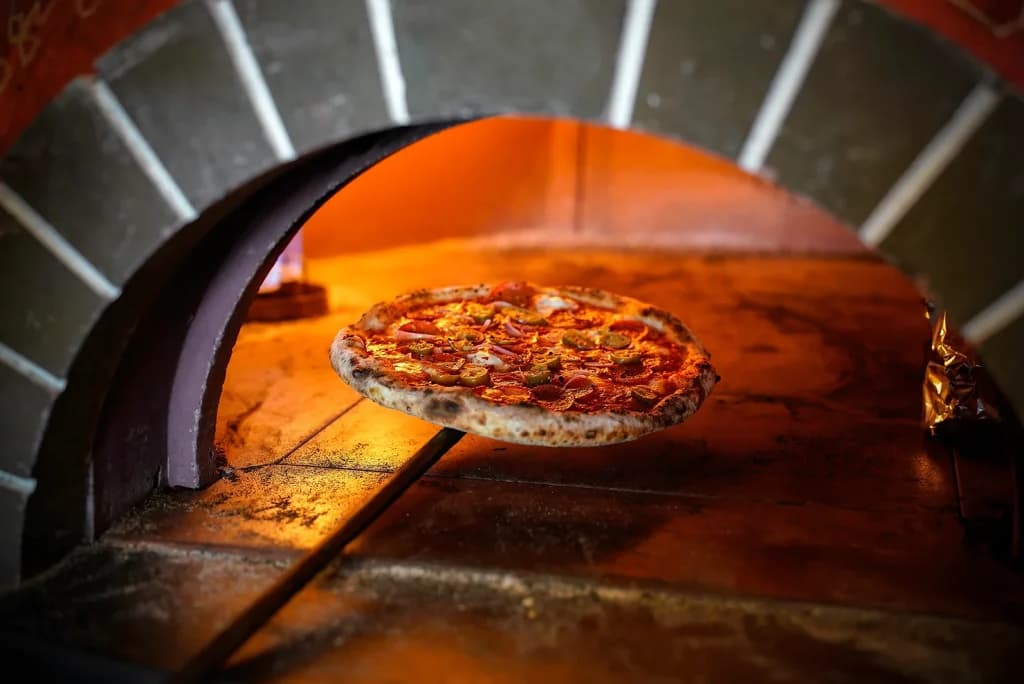 Top 7 Orașe Recunoscute pentru Pizza: Unde Găsești Cele Mai Bune Felii