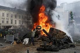 🇪🇺 Brussels în flăcări: fermierii europeni se ciocnesc cu poliția la sediul UE