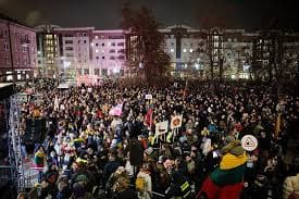 Presiune uriașă pe guvernul lituanian: Proteste masive pentru libertatea presei