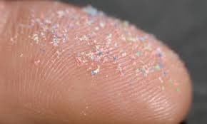 Microplasticele atacă sănătatea arterială a bărbaților: efecte mult mai grave decât se credea