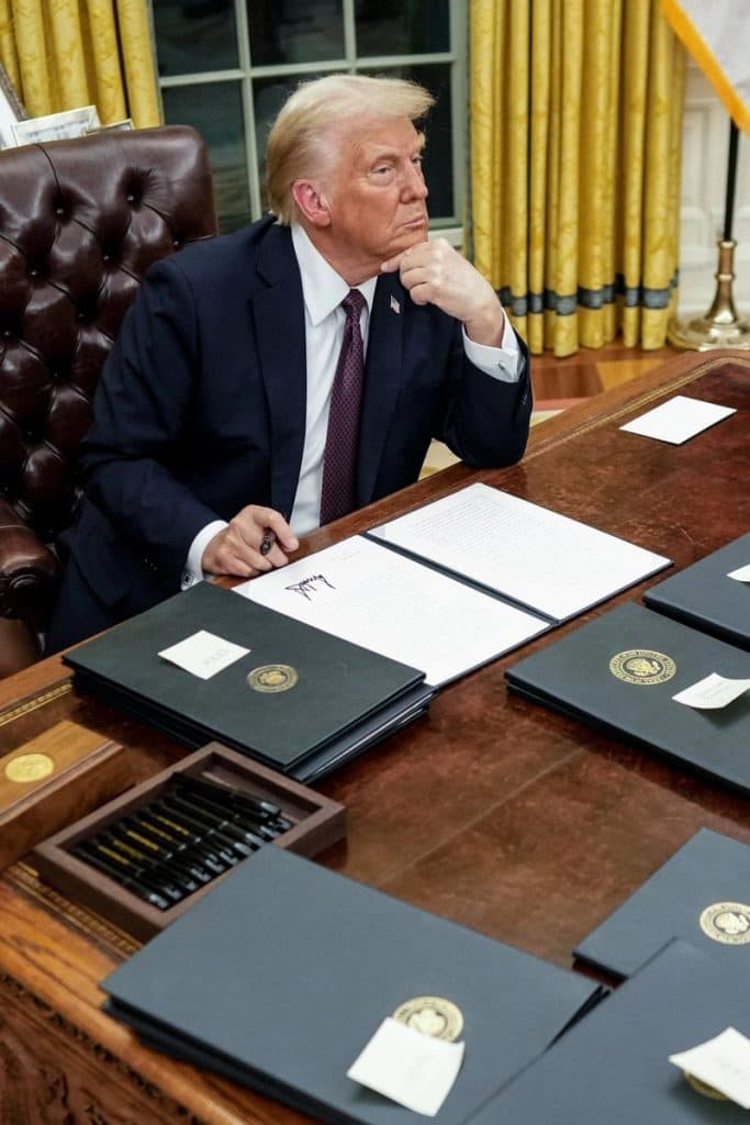 Trump ar prefera menținerea blocadei din Hormuz în locul escaladării sau retragerii, potrivit WSJ.