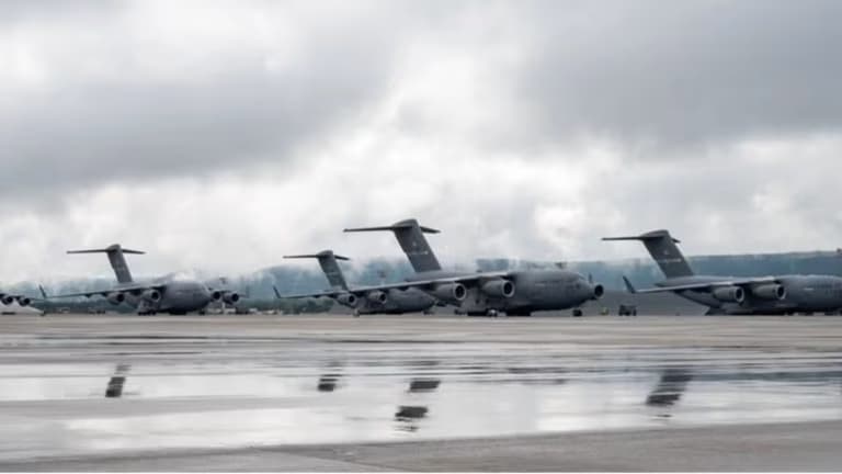 Zeci de zboruri militare americane către Orientul Mijlociu: activitate intensă observată pe Flightradar24