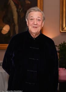 Stephen Fry dă în judecată o conferință tech după o cădere gravă de pe scenă