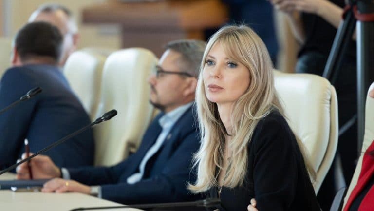 Tensiuni în PSD după plecarea Victoriei Stoiciu: partidul îi cere demisia din Parlament