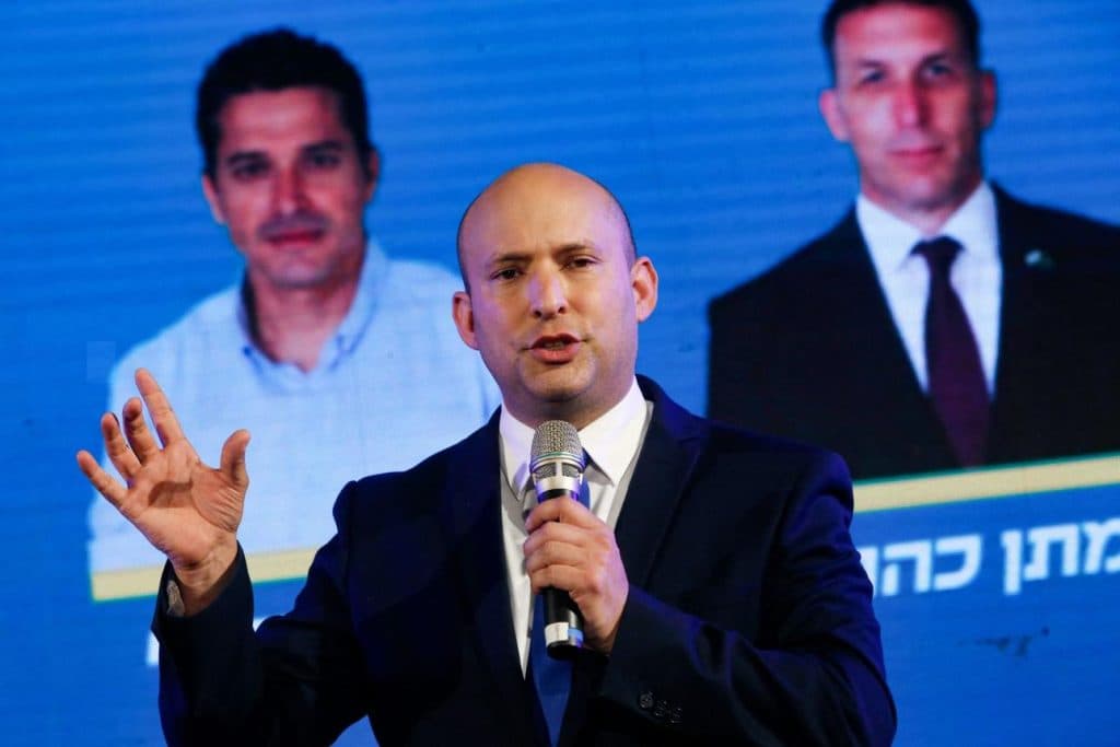 Naftali Bennett revine în cursa pentru funcția de premier al Israelului. Sondajele îl plasează la egalitate cu Netanyahu