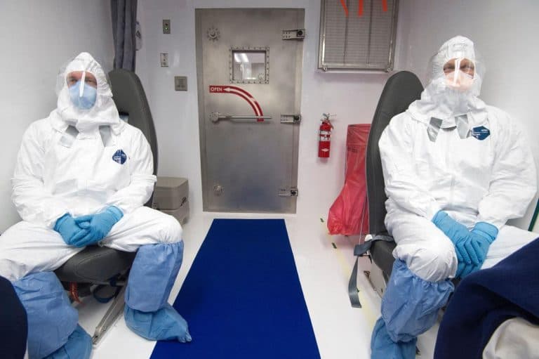 Două aeronave speciale CDC au plecat din Creta spre Uganda pentru evacuarea unui pacient american suspect de Ebola