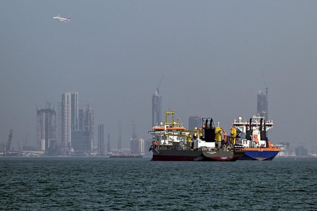 Traficul prin Hormuz scade drastic, navele se adună lângă Dubai. Atacuri și incertitudine pun presiune pe piața globală a petrolului.