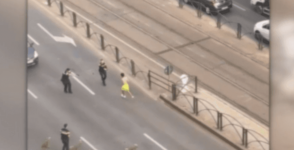 Poliția a tras focuri de armă pentru a opri un tânăr violent