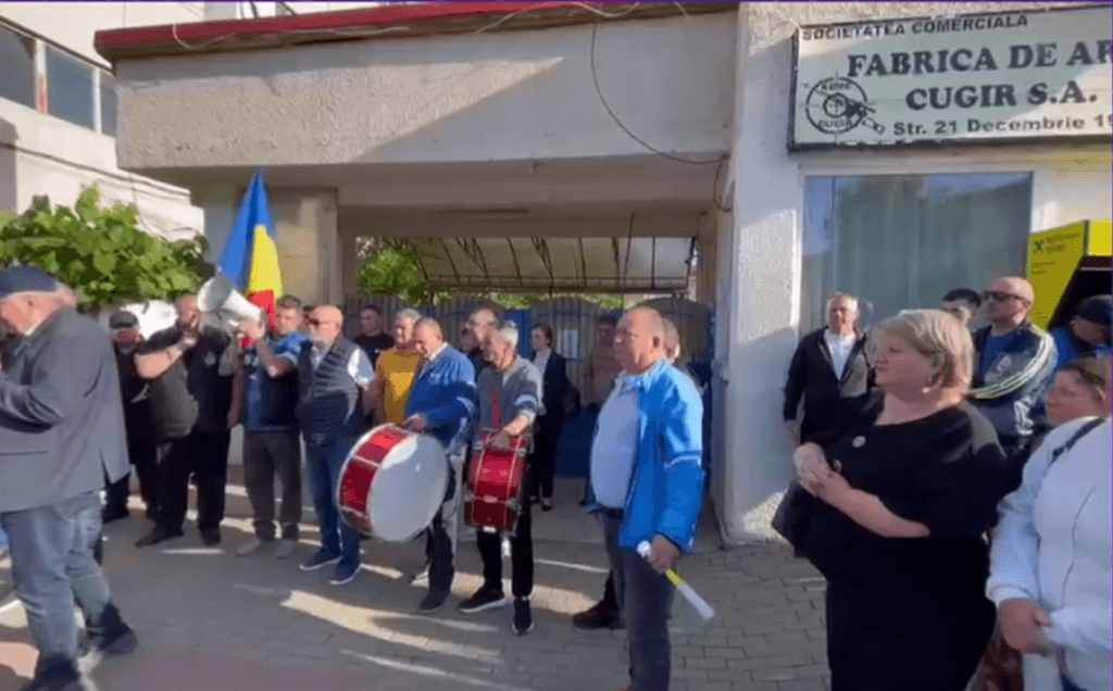 Angajații fabricii de arme Cugir continuă greva din lipsă de salarii