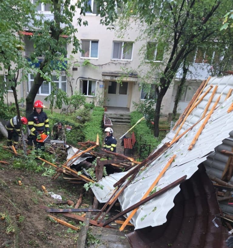 Furtunile din noapte au provocat distrugeri mari în Capitală