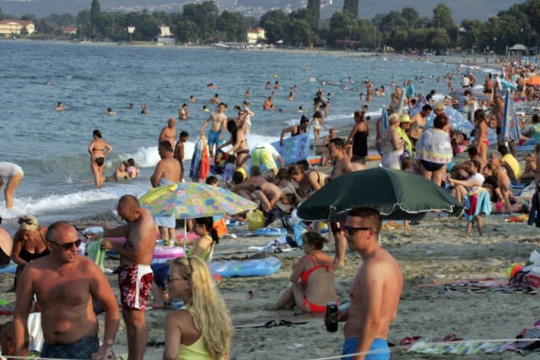Românii își permit din ce în ce mai puțin concedii și distracții