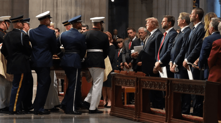 Donald Trump i-a adus omagiu senatorului Lindsey Graham la Washington