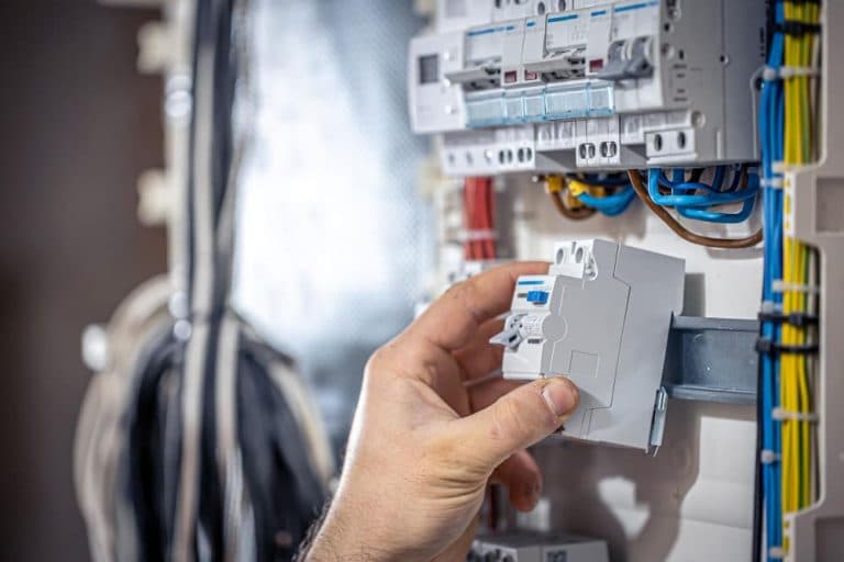 Semne că instalația electrică din casă are nevoie de verificări