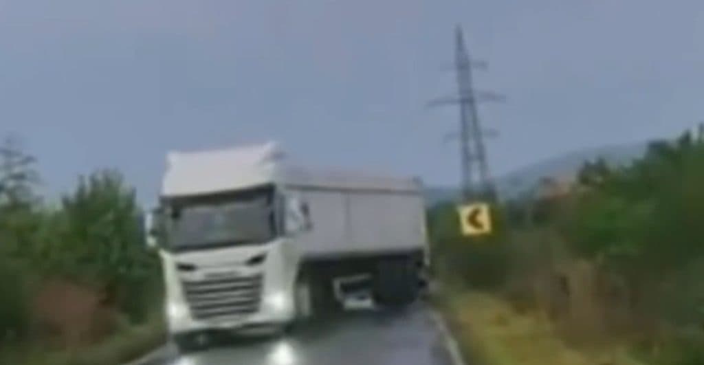 Moment de cumpănă în Tulcea: Două TIR-uri derapează în curbă