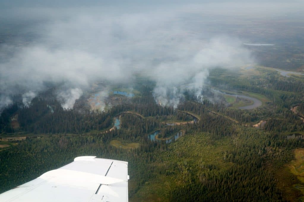 Peste 20.000 de persoane evacuate din cauza incendiului din Canada
