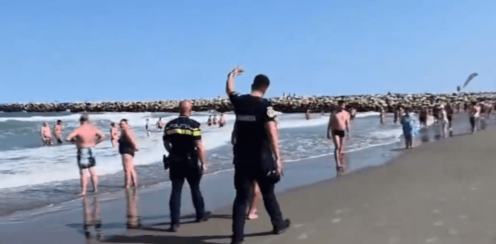 Turiștii ignoră semnalele de avertizare și intră în mare