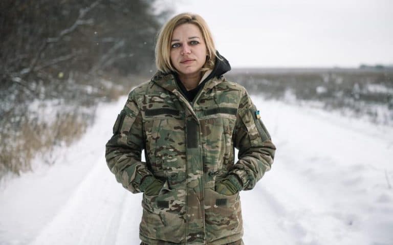 Ucraina recrutează tot mai multe femei pe fondul crizei de militari