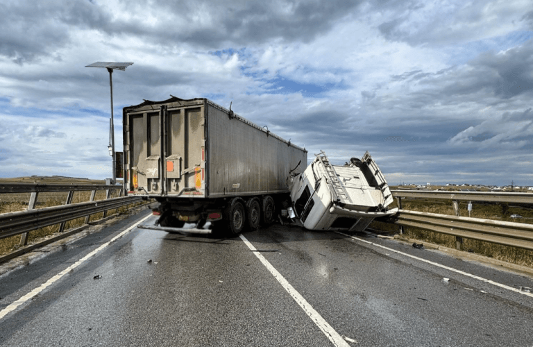 Accident rutier pe centura Sucevei: șoferul unui autocamion a fost preluat de SMURD