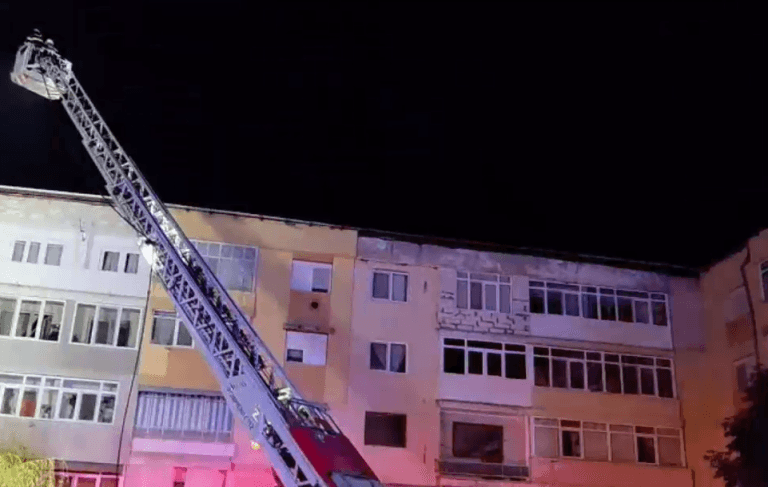 Incendiu în Balș: 52 de persoane evacuate dintr-un bloc de locuințe