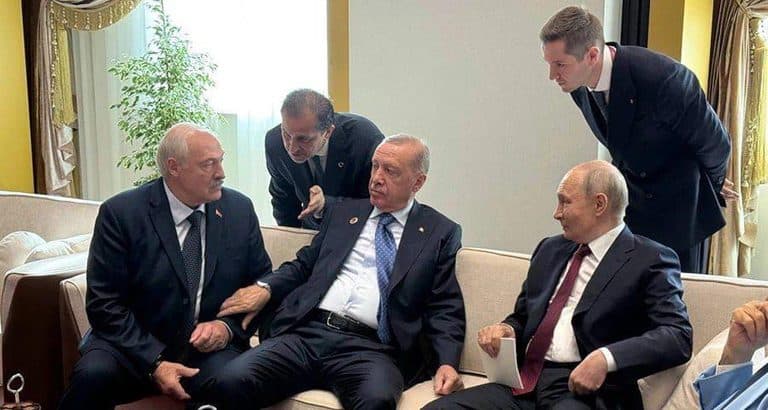 Erdoğan, Putin și Lukașenko, surprinși discutând la summitul SCO