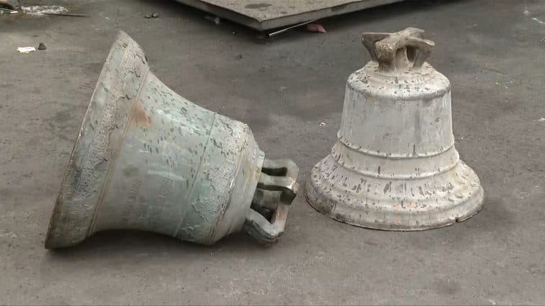 Clopote bisericești și icoane descoperite în Ilfov printre deșeuri