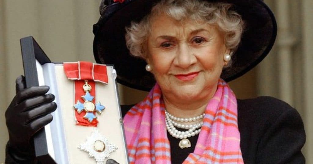 A decedat renumita actriță Joan Plowright, soția lui Laurence Olivier.