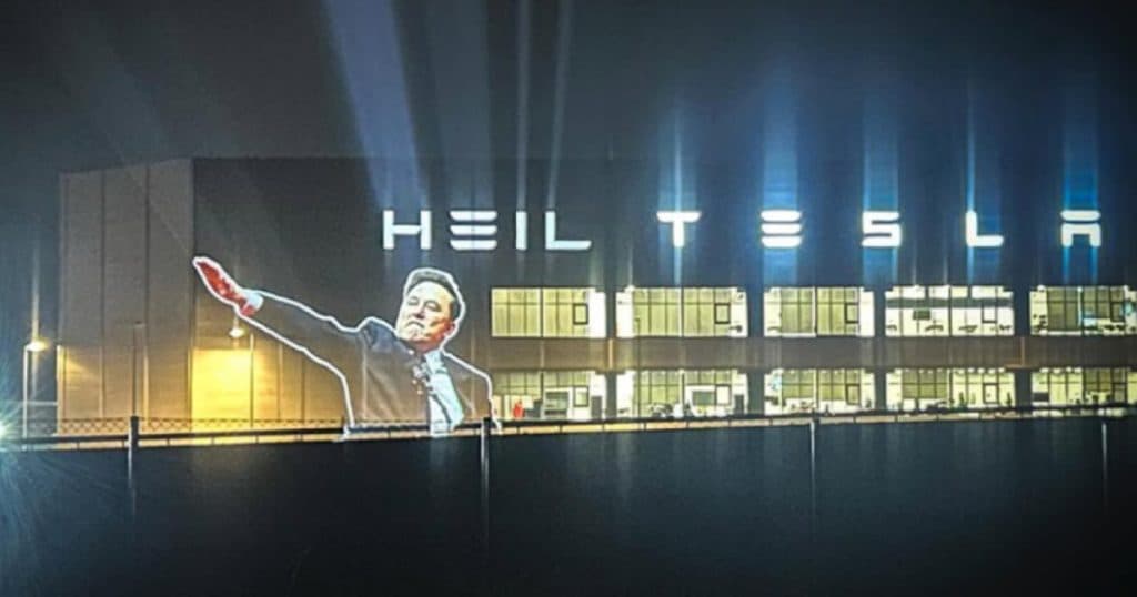 Activisti germani, atac la Elon Musk: „Cumpăraţi o Tesla, susţineţi fascismul!”
