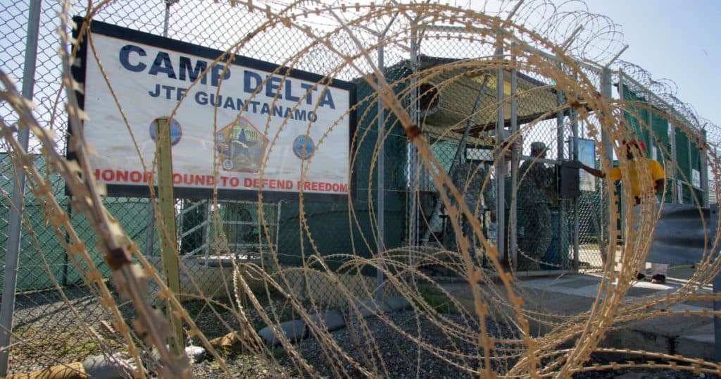 Administrația Trump intenționează să plaseze migranți în detenție la Guantanamo, unde de obicei ajung persoanele acuzate de terorism.