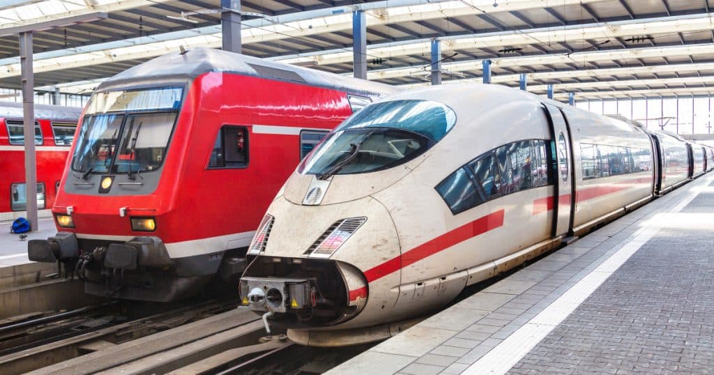 Agățat de tren, la 282 km/h: povestea unui bărbat care a ieșit să fumeze o țigară într-o gară