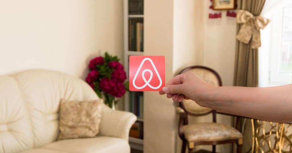 Airbnb introduce „tehnologia antiparty” pentru a împiedica organizarea petrecerilor de Revelion.