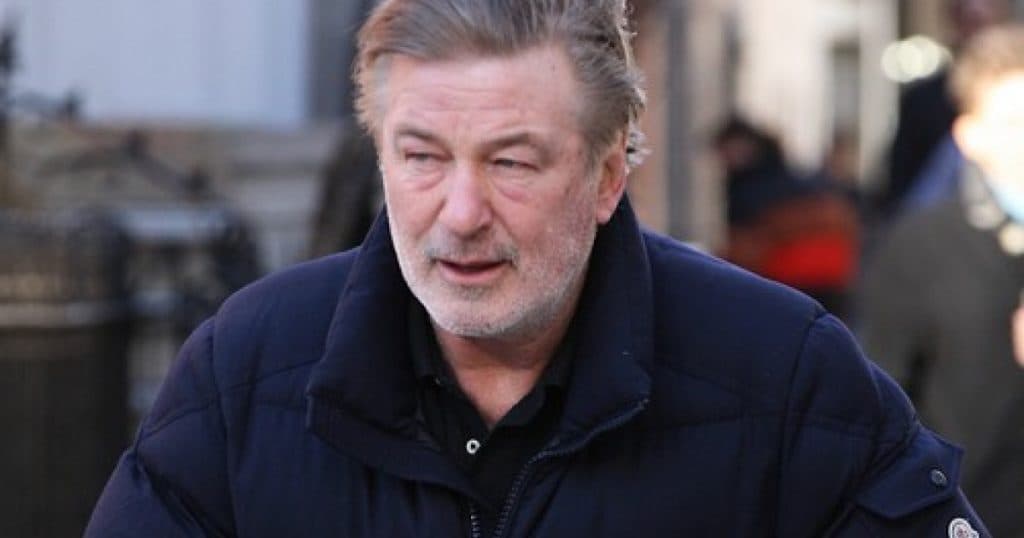 Alec Baldwin a intentat proces împotriva procurorilor care l-au investigat pentru moartea Halynei Hutchins, acuzându-i că au disimulat dovezi din dosar.