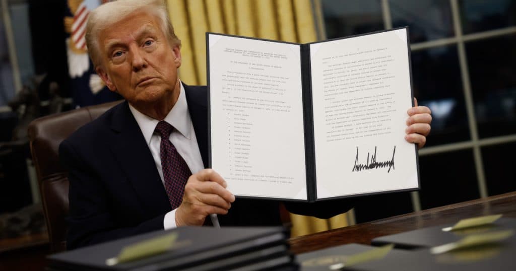 Analiză: Două zile la Casa Albă echivalente cu un mandat complet. Provocările reale pentru Donald Trump în urma avalanșei de ordine executive.