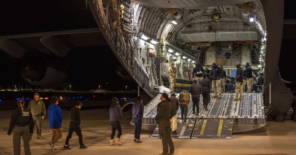 Analiză Reuters: Costul expulzării migranţilor cu aeronave militare americane este probabil mai mare decât un bilet la clasa întâi.