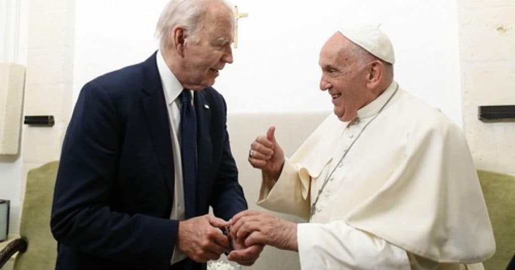 Biden l-a onorat pe Papa Francisc cu cea mai înaltă distincție civilă din SUA, recunoscându-i serviciul „pentru cei vulnerabili și fără voce”.