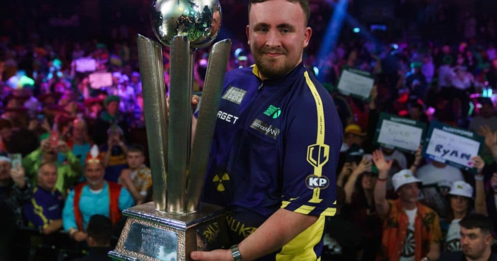 Luke Littler a fost încoronat cel mai tânăr campion mondial la darts din istorie.