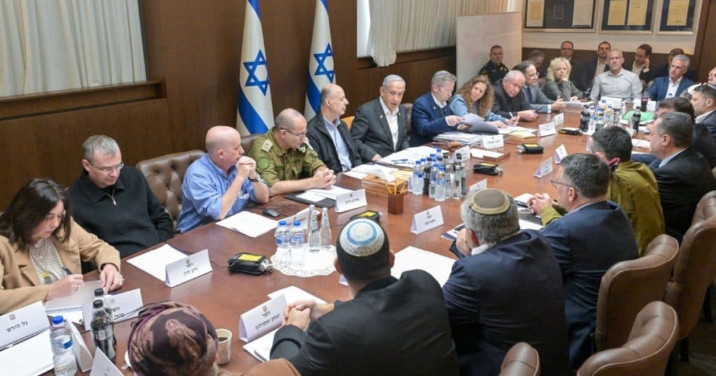 Consiliul de miniștri al Israelului s-a adunat pentru a vota asupra acordului de încetare a focului în Gaza.