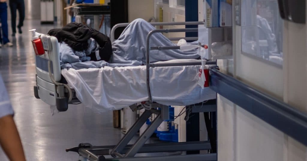 Criză în sistemul de sănătate din UK: Pacienții decedează pe coridoare sau sunt tratați în toalete din cauza supraaglomerării spitalelor.