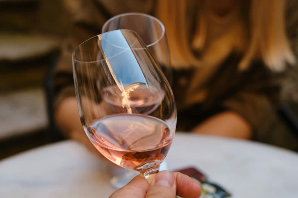 Cum să consumi alcool într-un mod inteligent: Recomandări pentru un consum responsabil și sănătos.