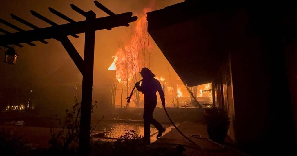 Dilemă morală în SUA: Americanii trimit deținuți să stingă incendiile din California. „Ești doar o mână de lucru ieftină.”