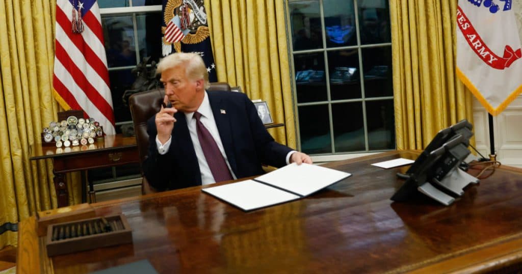 Donald Trump a reorganizat Biroul Oval în prima zi de mandat, având un buton special amplasat pe birou, într-o cutie.