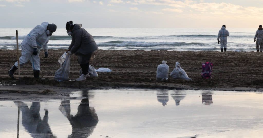 Impactul poluării masive cu petrol de la Marea Neagră: Rușii își modifică planurile de vacanță și renunță la rezervările din stațiuni.
