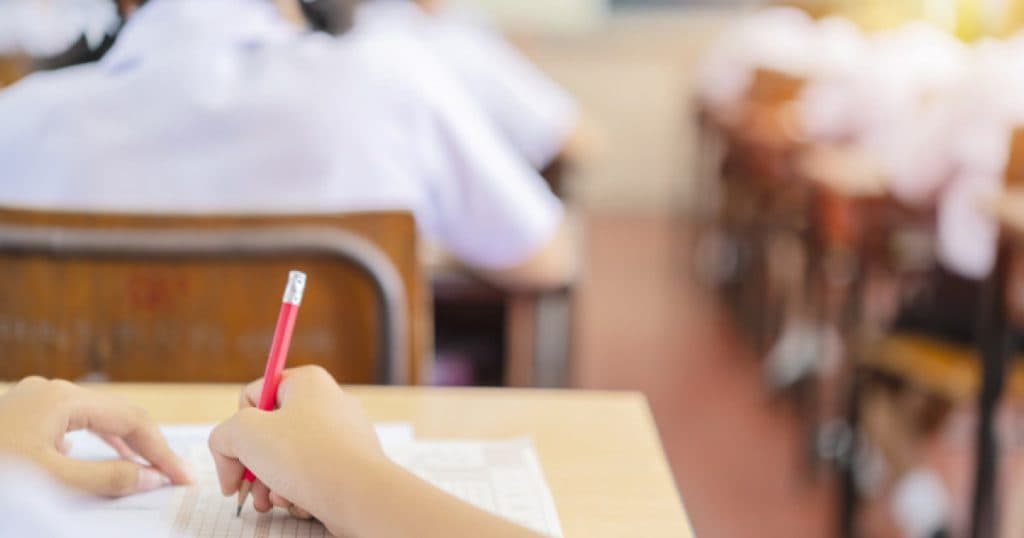 Ministrul Educației propune interzicerea predării prin dictare sau copiere din manual. „Măsura trebuie să fie drastică”