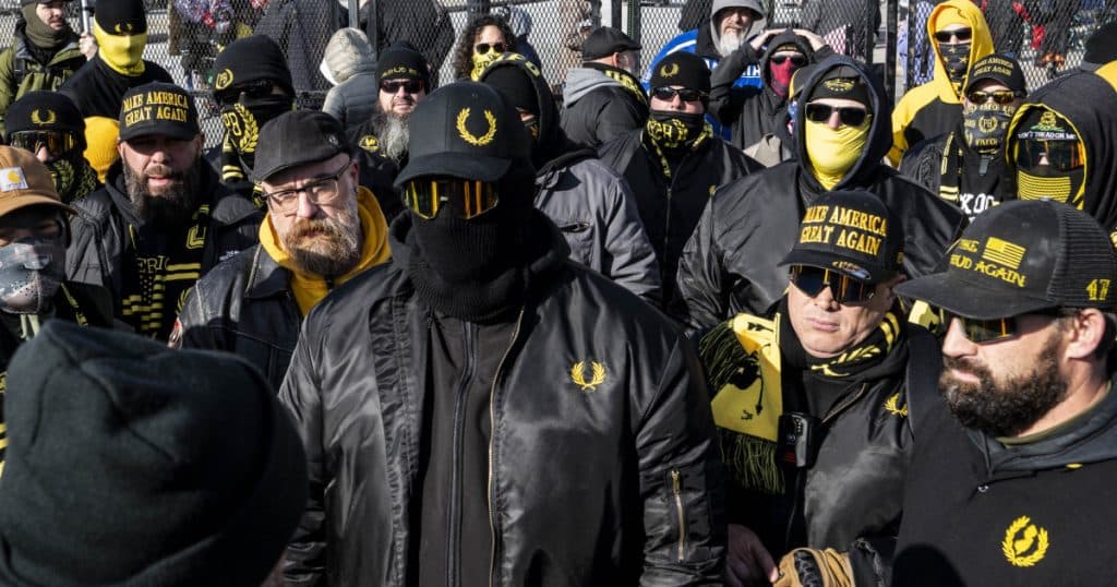 Extremiștii „Proud Boys” au mărșăluit în Washington, solicitându-i lui Trump eliberarea camarazilor închiși în urma asaltului asupra Capitoliului.