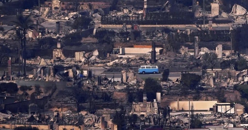 „Farul speranței” din California: „Autobuzul magic” care a supraviețuit incendiilor din Malibu