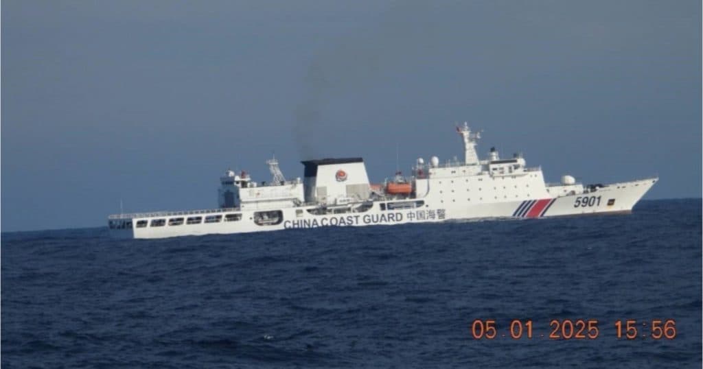 Filipine se confruntă cu nava „monstru” a Chinei care patrulează apele contestate din Marea Chinei de Sud.