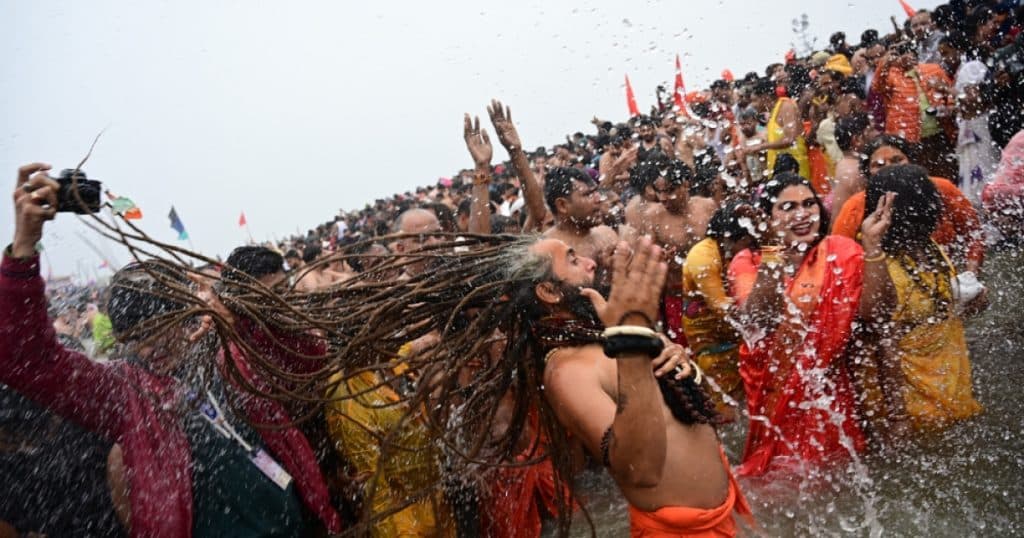 Fluxul de pelerini din India persistă, în ciuda aglomerației de la festivalul religios hindus Kumbh Mela, unde au decedat zeci de persoane.