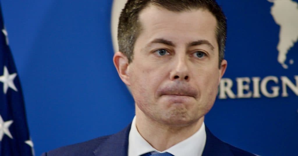 Fostul secretar al Transporturilor îi solicită lui Trump să nu mai dezinformeze, după ce acesta a acuzat democrații pentru accidentul aviatic.