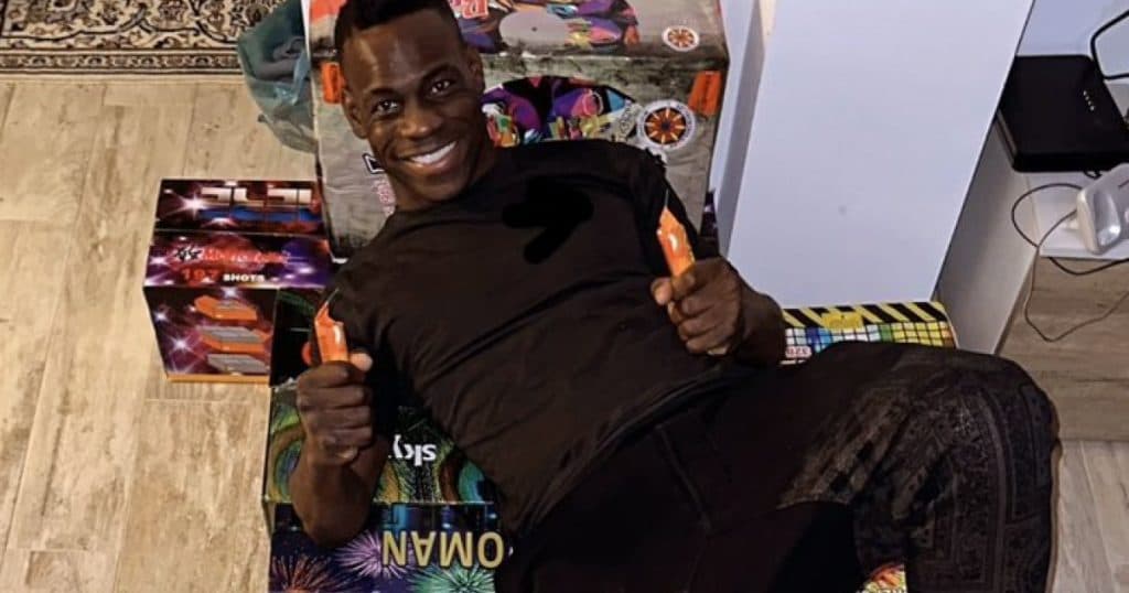 Balotelli continuă tradiția de Anul Nou, la 13 ani după ce și-a ars casa cu artificii. A pregătit cantități impresionante.