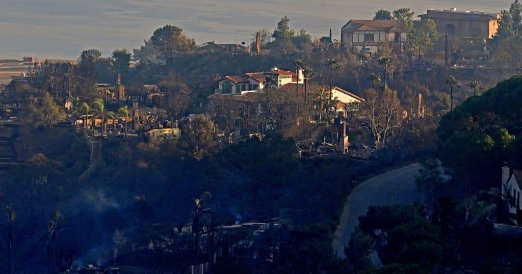Casele din Los Angeles care au supraviețuit incendiilor devastatoare, în ciuda distrugerilor din jur. Explicațiile arhitecților.