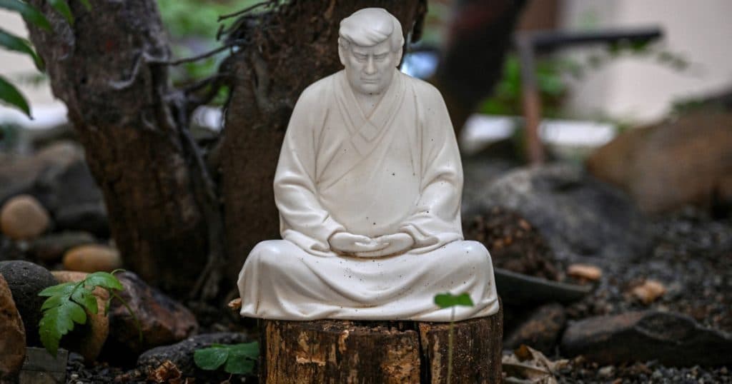 Donald Trump, bibelou din porțelan în China. Prețul statuetele care-l înfățișează pe liderul american în postura lui Buddha, meditând.